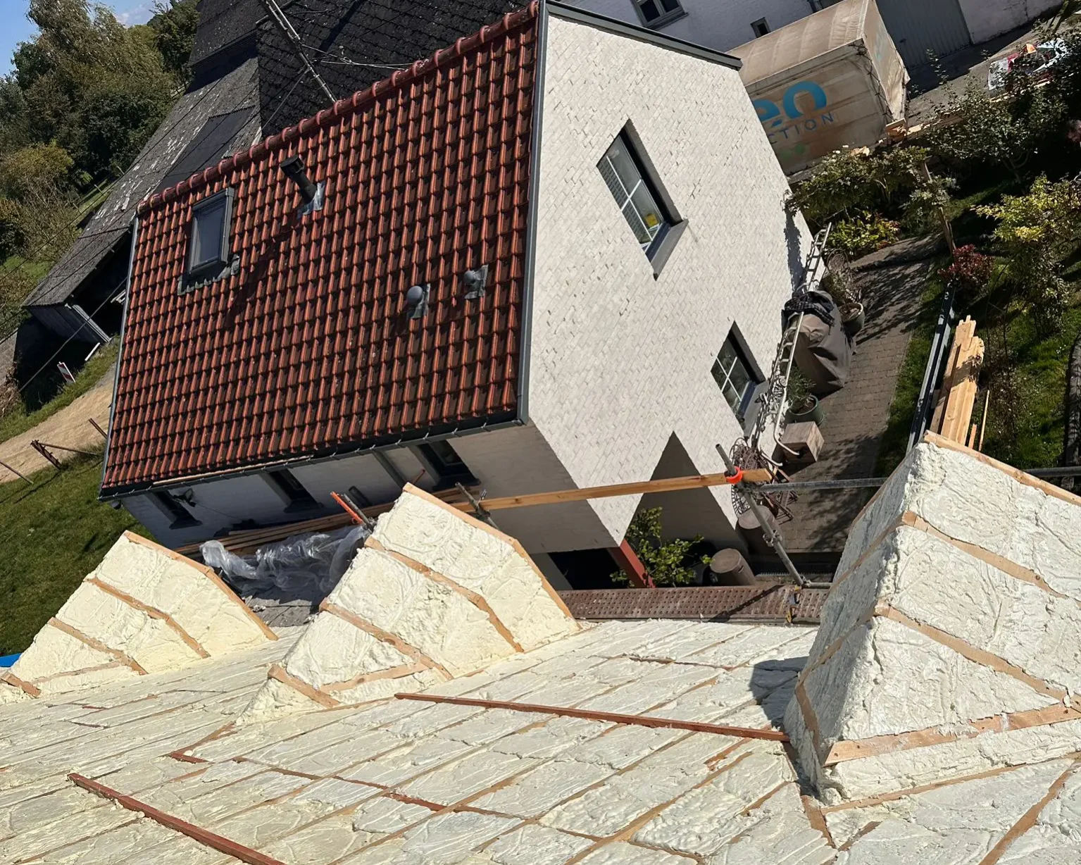 Toiture isolée par l’extérieur avec mousse projetée, offrant une protection thermique optimale dans un environnement résidentiel.