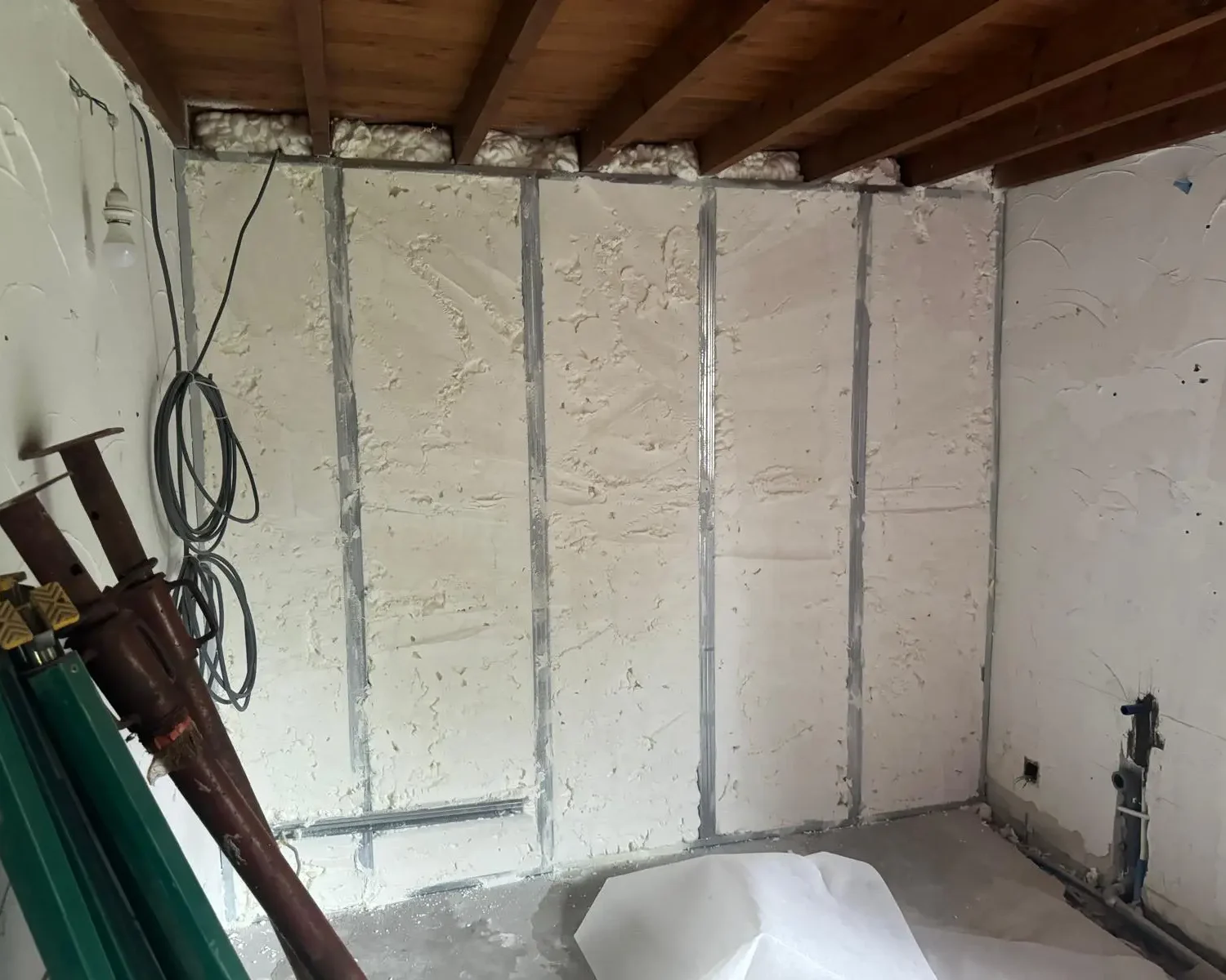 Isolation des murs intérieurs à Jodoigne avec mousse projetée pour une performance thermique et acoustique optimale.