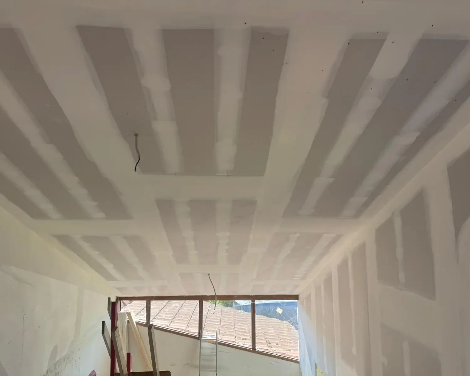 Parachèvement après isolation à Jodoigne, avec application de plaques de plâtre pour une finition soignée et une isolation optimale.