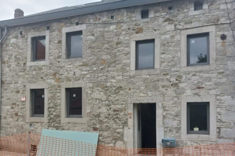 Isolation de murs d'une maison en pierre