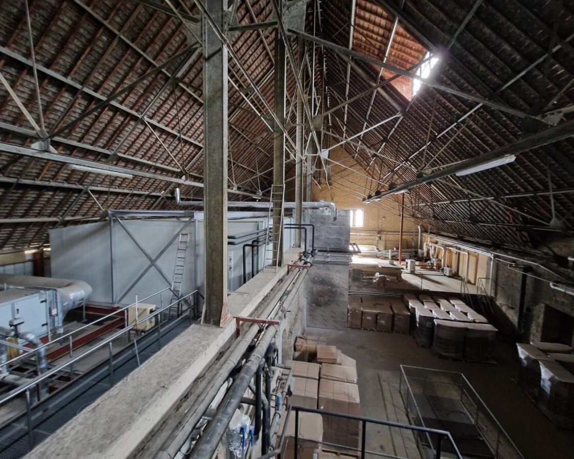 Isolation de plafonds métalliques dans la fromagerie de l'Abbaye d'Orval