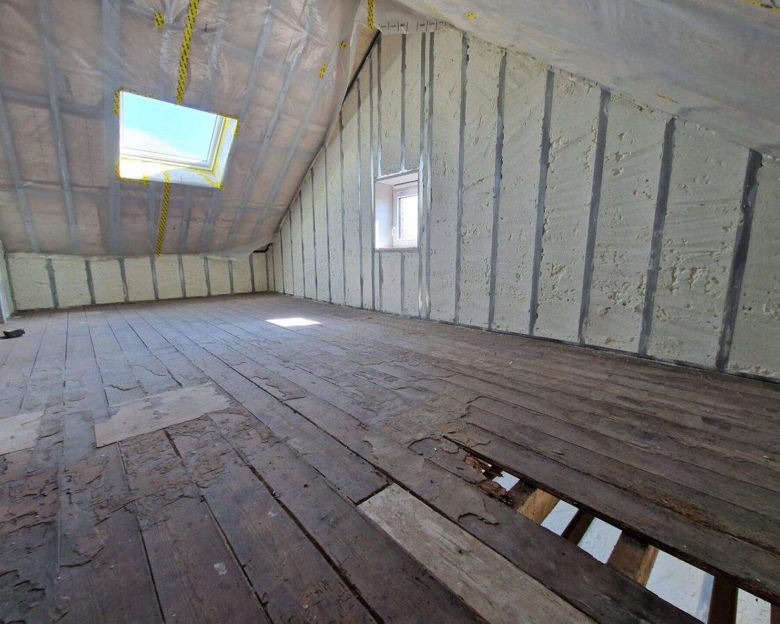 Isolation des murs du grenier d'une habitation à Momalle avec mousses performantes H20