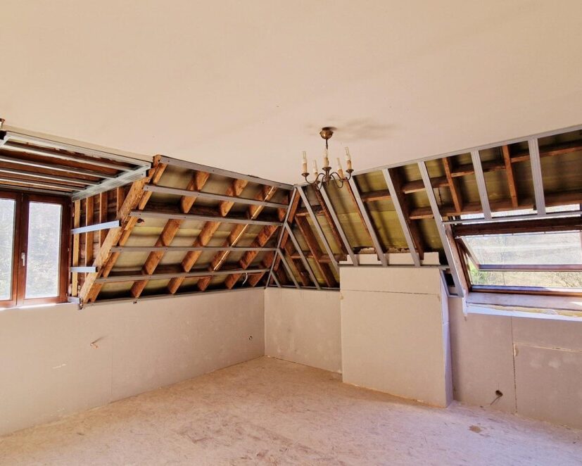 Isolation de la toiture d'un manoir par mousse projetée