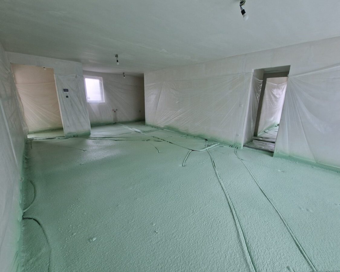 Isolation du sol d'un immeuble résidentiel avec de la mousse projetée