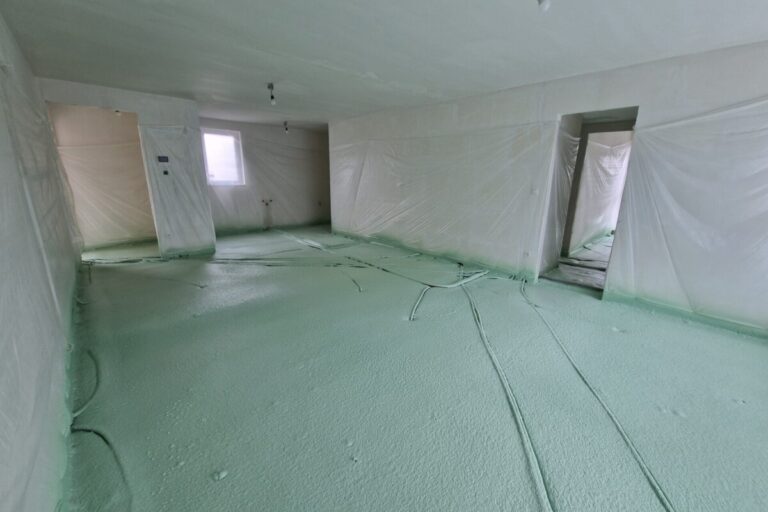 Isolation du sol d'un immeuble résidentiel avec de la mousse projetée