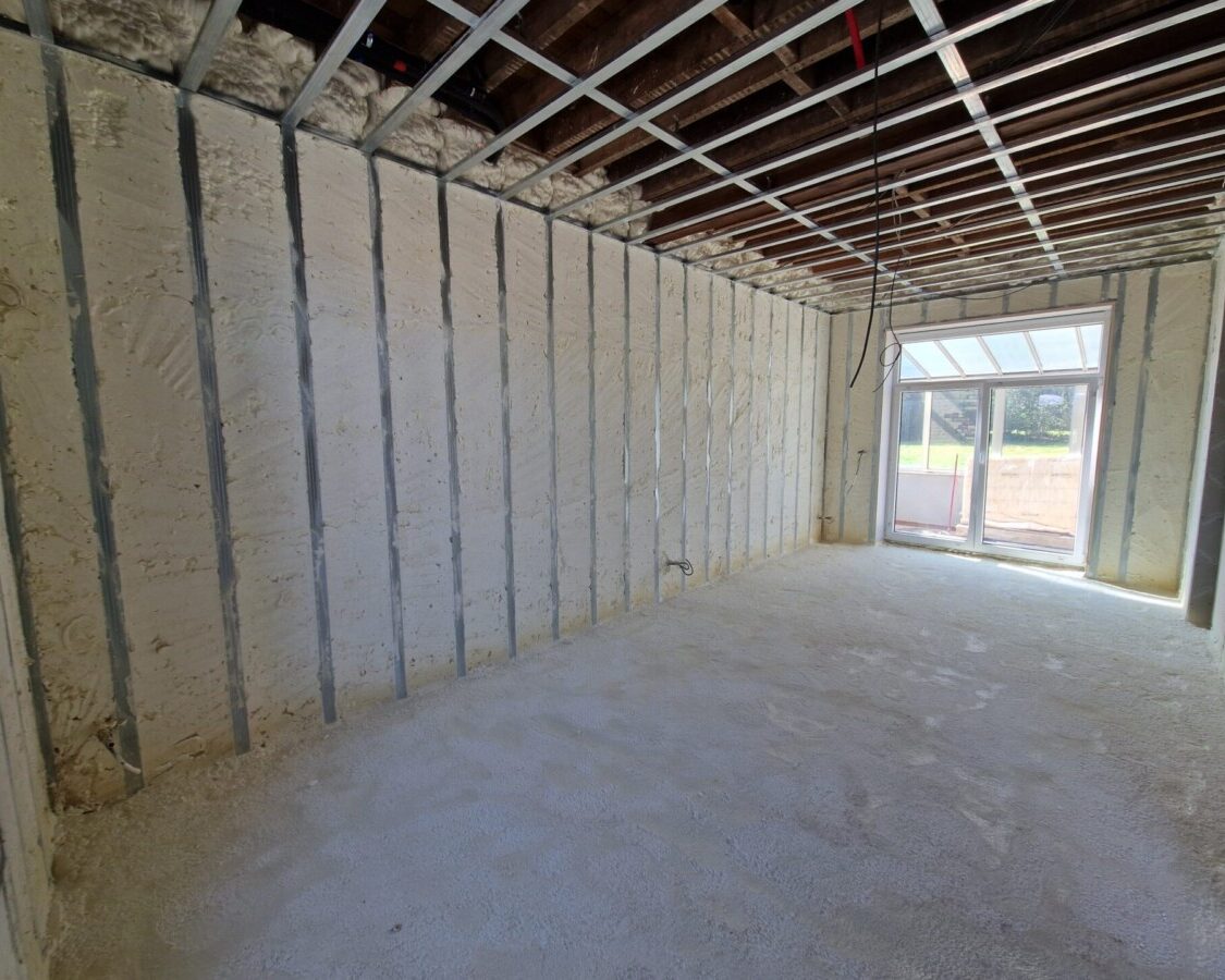 Isolation des murs et les sols d'une habitation par mousse H2O