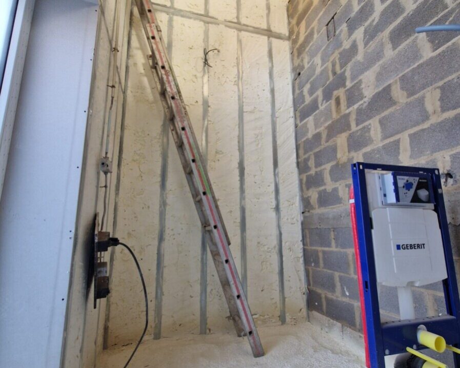 Isolation intégrale des murs et les sols d'une habitation à Momalle