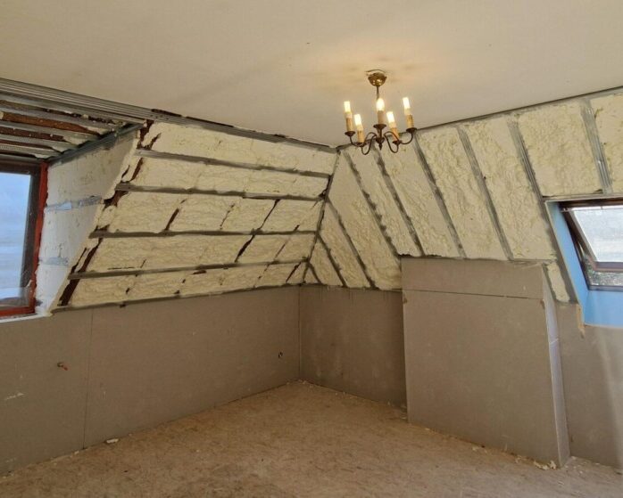 Isolation de la toiture d'un manoir par mousse à cellules ouvertes ICYNENE Lite+