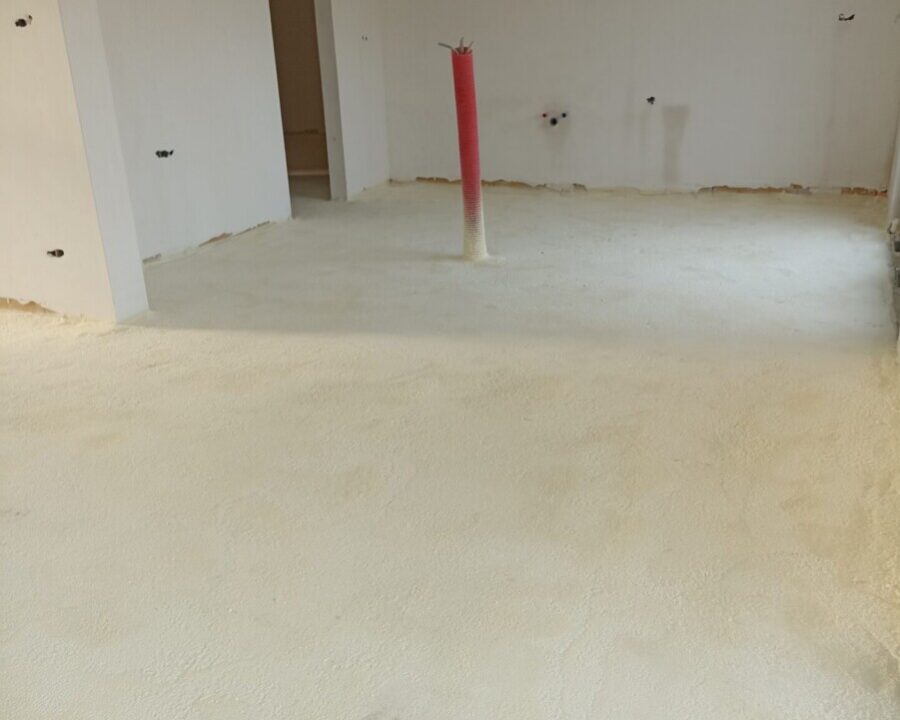 Isolation du sol d'une nouvelle construction par mousse projetée à Souvret