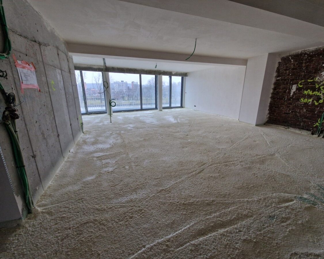 Isolation du sol d'un appartement à Liège par mousse Tremblex (acoustique) et mousse HFO (thermique)