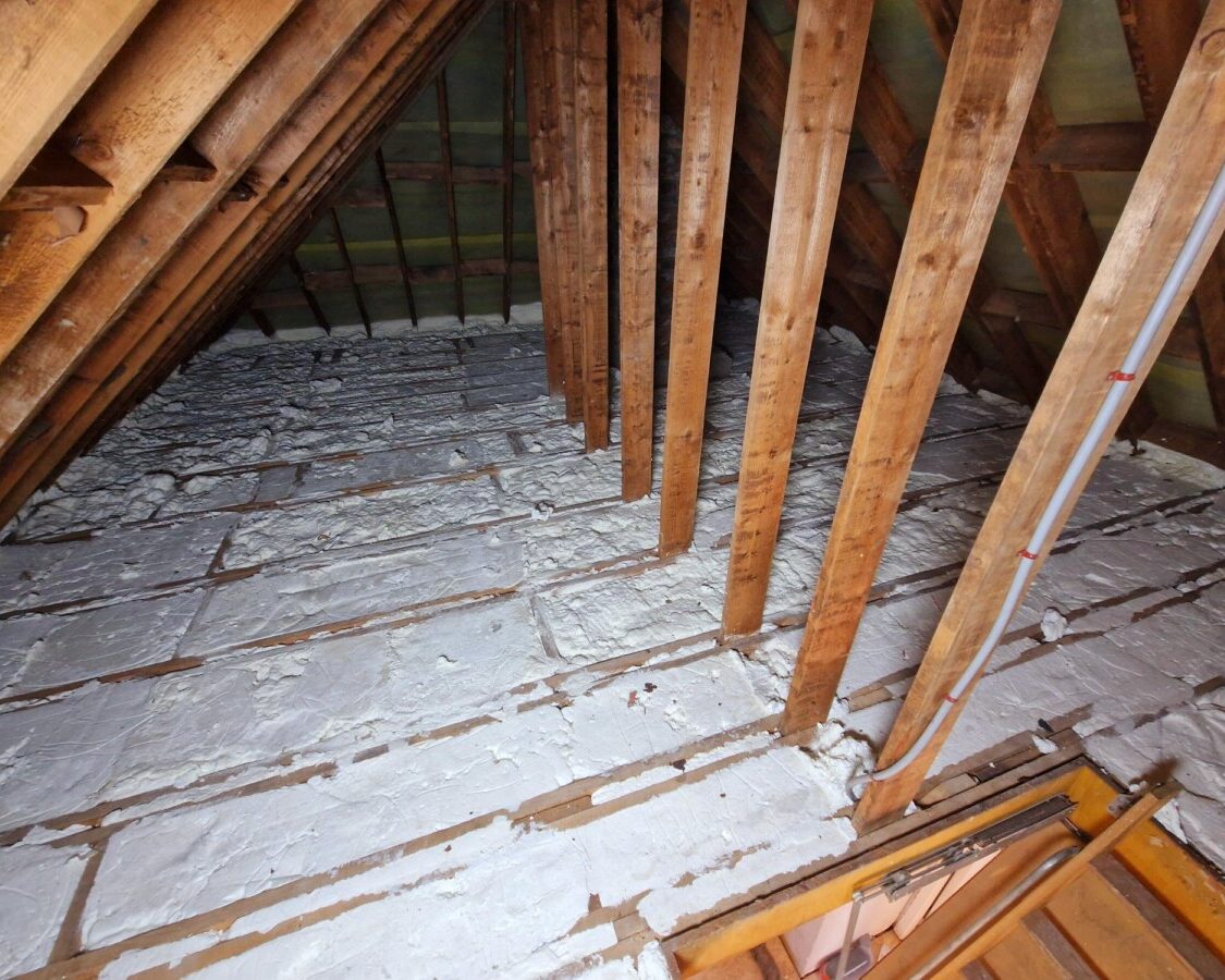 Isolation du plancher du grenier d'un manoir à Zaventem