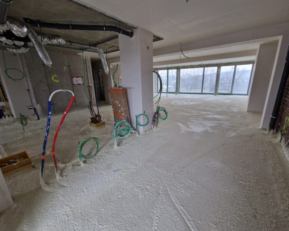 Isolation par le sol d'un appartement avec de la mousse polyuréthane