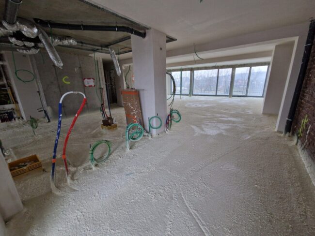 Isolation par le sol d'un appartement avec de la mousse polyuréthane