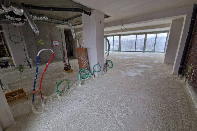 Isolation par le sol d'un appartement avec de la mousse polyuréthane