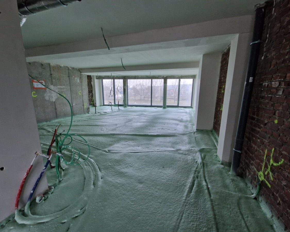 Isolation d'un sol d'appartement par mousse projetée avec chauffage au sol à Liege