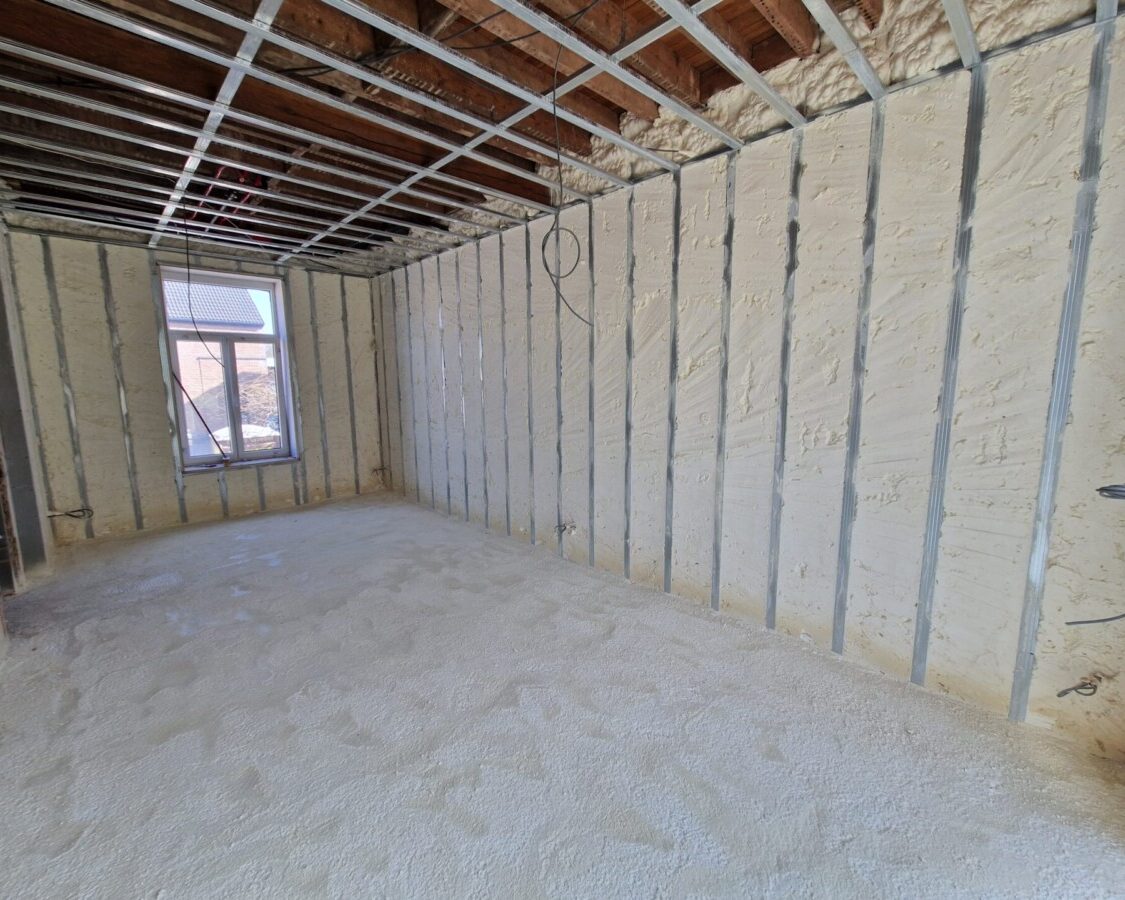 Isolation des sols et murs d’un bâtiment à Momalle pour Cme Construct