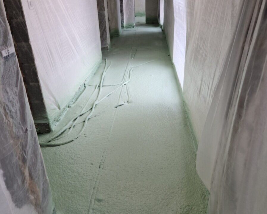 isolation du sol d'un immeuble résidentiel à Eupen avec de la mousse projetée