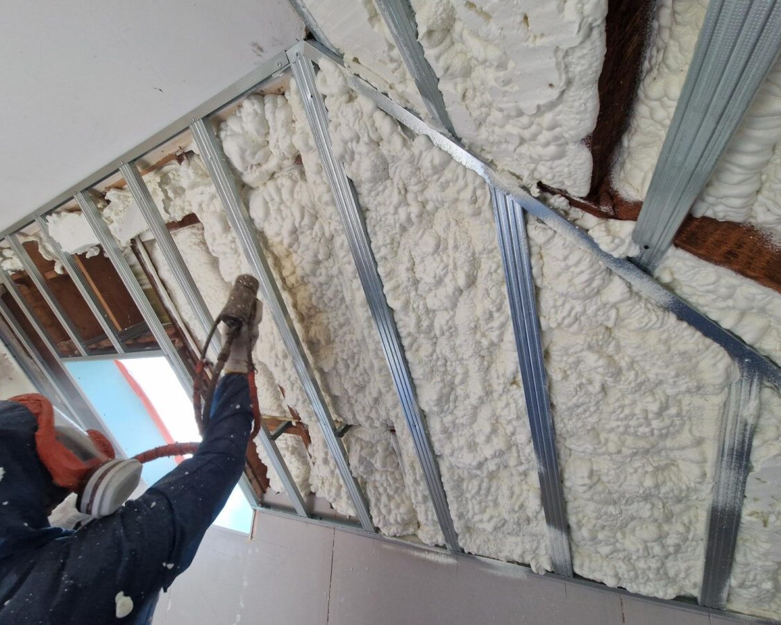 Isolation des versants inclinés de la toiture d'un manoir à Zaventem par mousse projetée