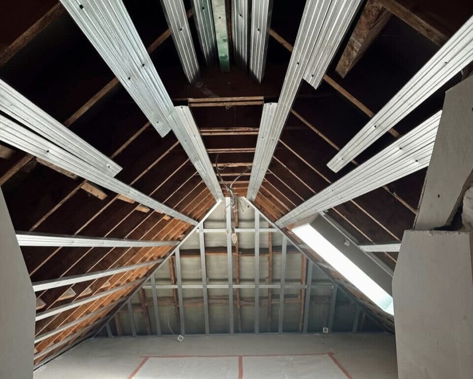 Mise en place d'une ossature métallique de type Metalstud avant isolation par mousse projetée d'un toit à Zaventem