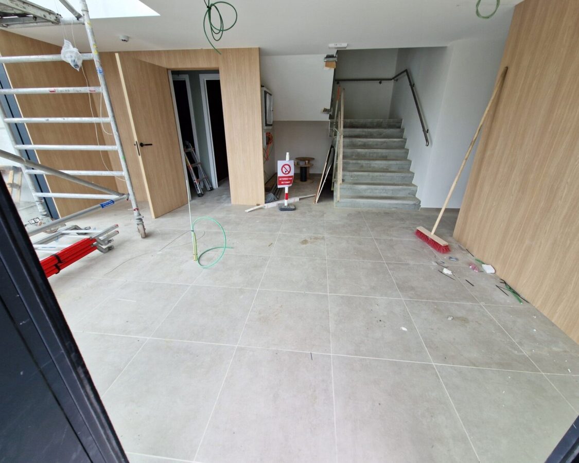 Isolation des sols de la cafétéria et du hall d’entrée des bureaux à Herve