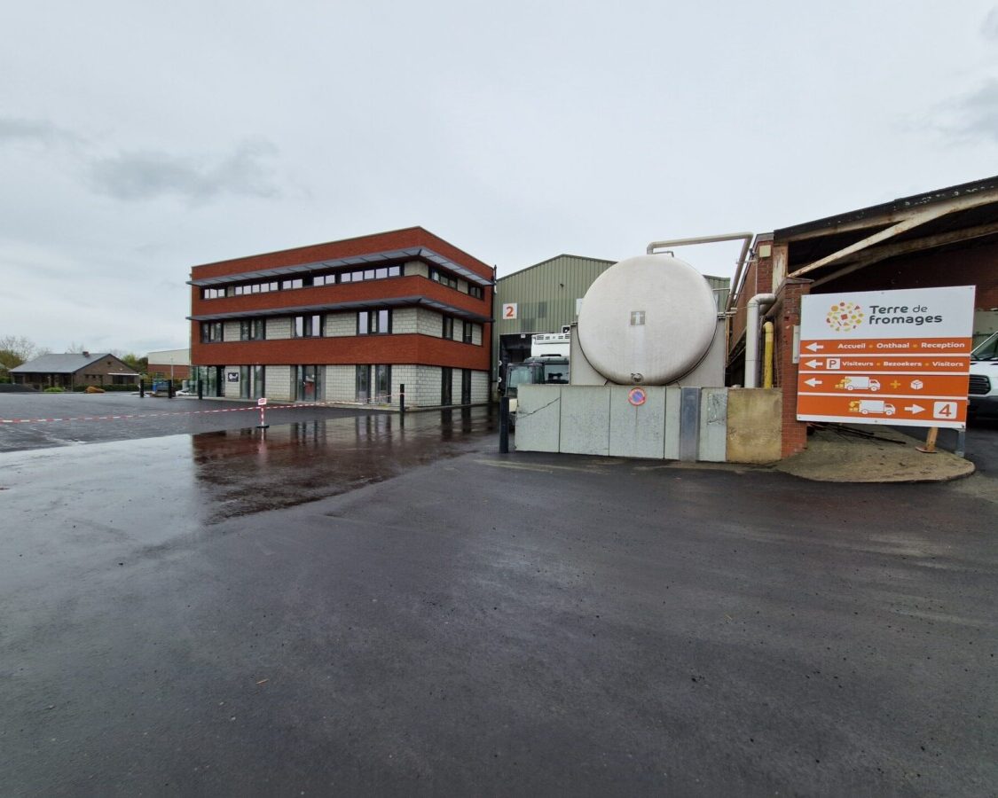 Application de mousse HFO pour isolation thermique dans un bâtiment industriel