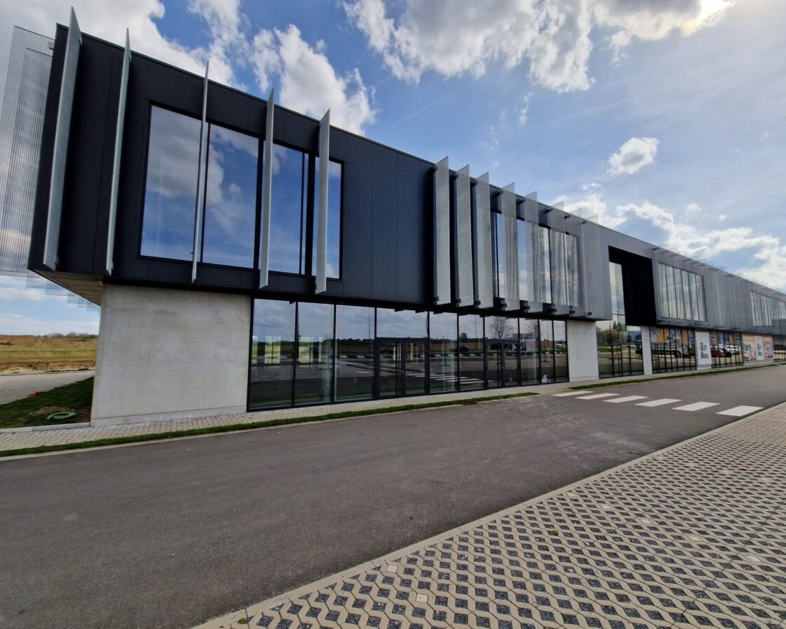 Chantier de projection de mousse polyuréthane pour isoler le sol d'une pharmacie à Waremme.