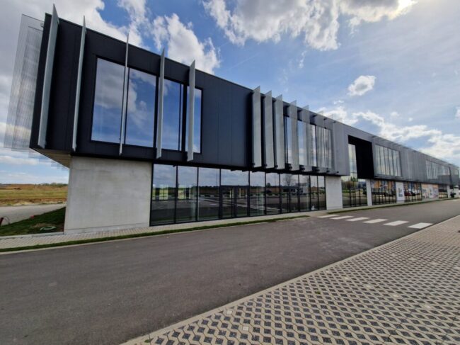 Chantier de projection de mousse polyuréthane pour isoler le sol d'une pharmacie à Waremme.