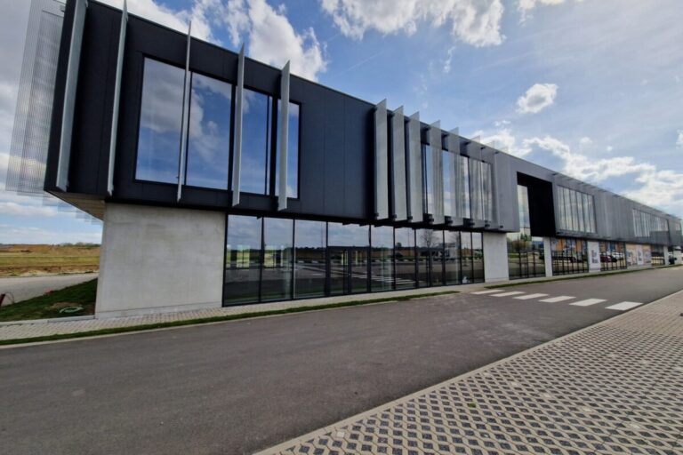Chantier de projection de mousse polyuréthane pour isoler le sol d'une pharmacie à Waremme.