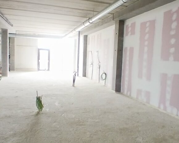 Application d’une mousse isolante de 10 cm dans une future pharmacie