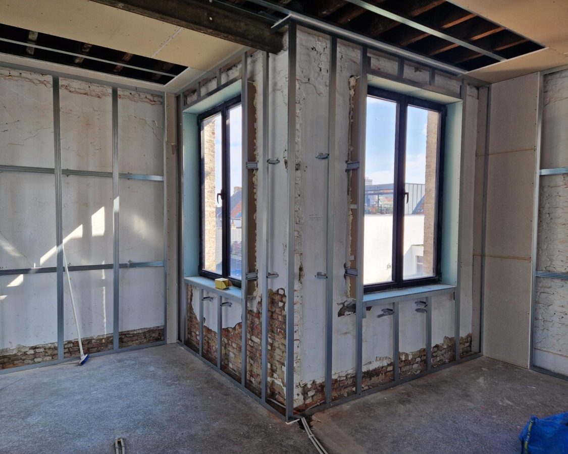 Projection de mousse H2O à cellules ouvertes sur ossature métallique à Anvers