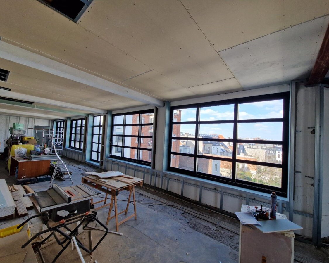 Chantier d’isolation thermique dans un ancien bâtiment industriel réaménagé