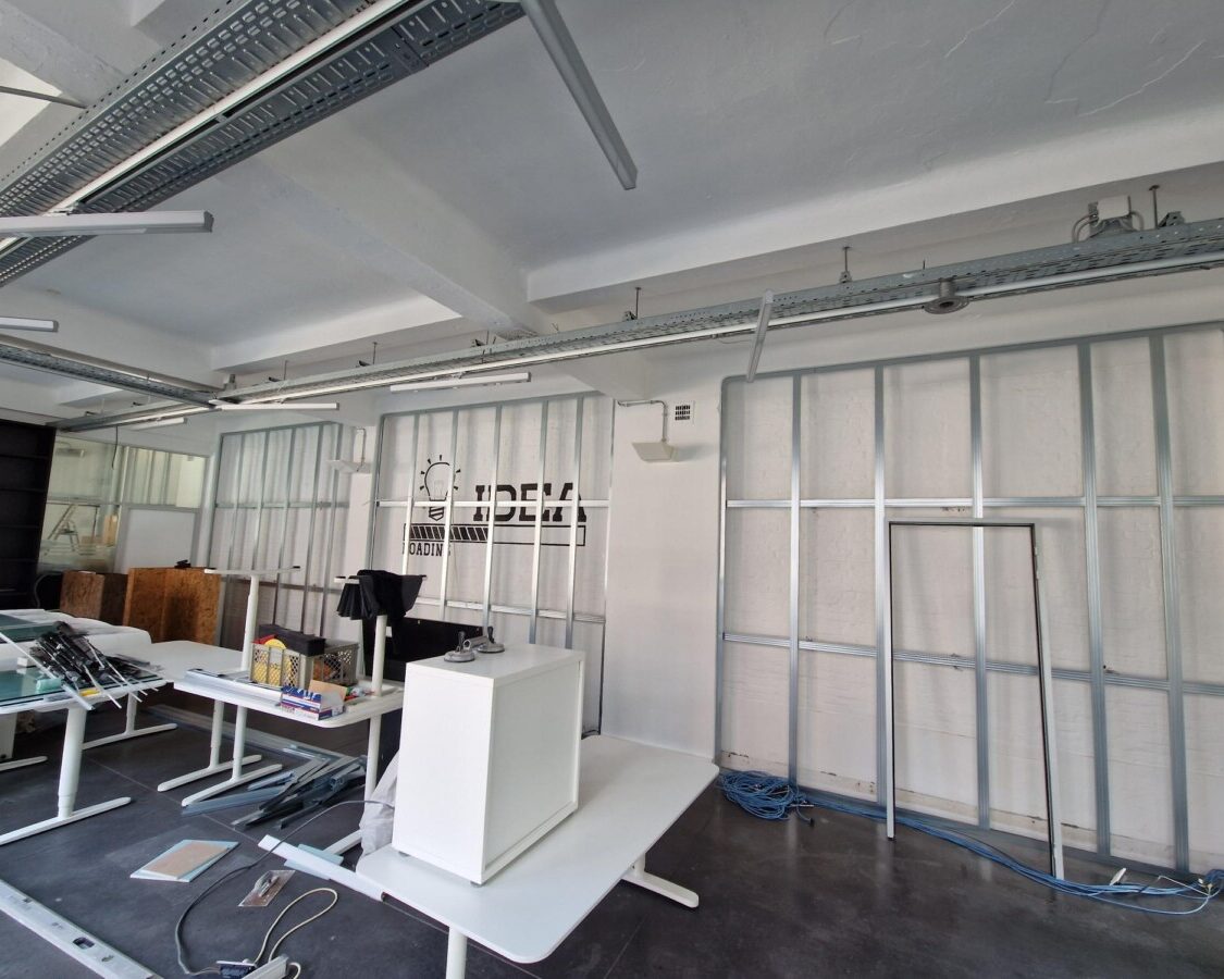 Application de 14 cm de mousse pour améliorer la performance énergétique des bureaux