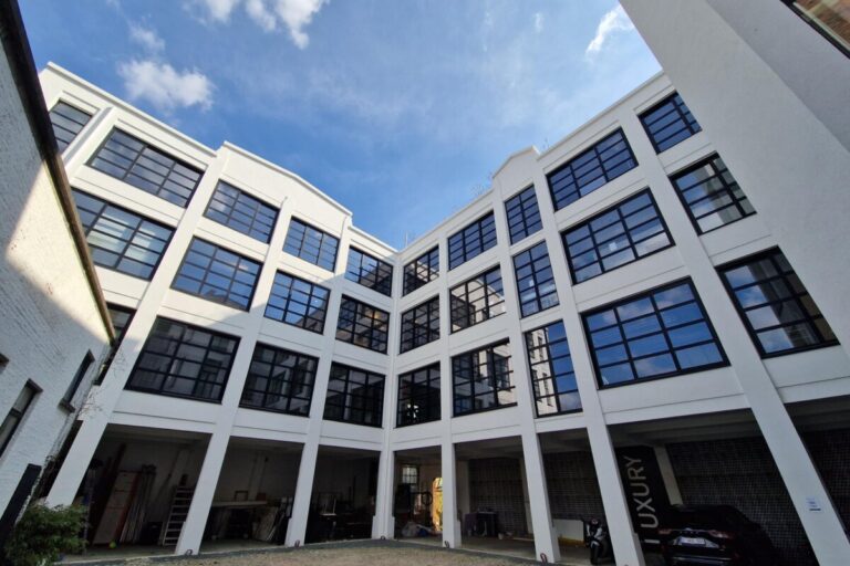 Travaux d’isolation des murs intérieurs d’un bâtiment de bureaux à Anvers