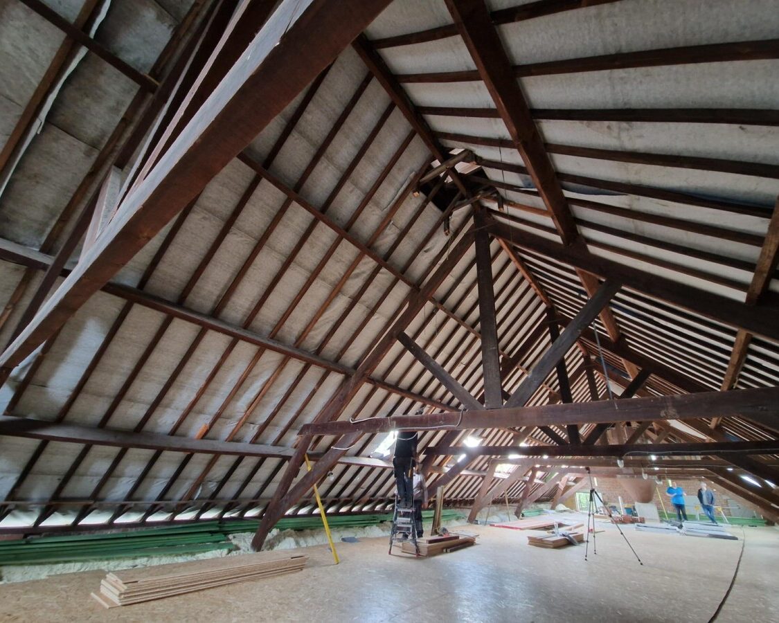 Isolation de la toiture d’une ancienne ferme en rénovation à Oostakker