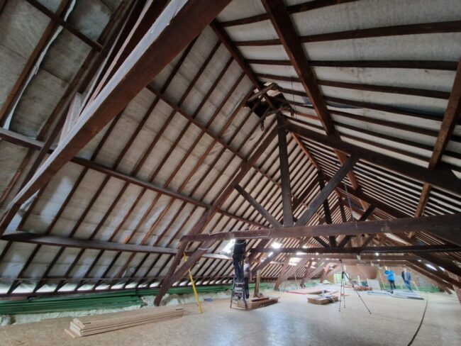 Isolation de la toiture d’une ancienne ferme en rénovation à Oostakker