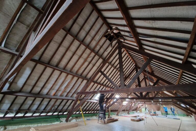 Isolation de la toiture d’une ancienne ferme en rénovation à Oostakker