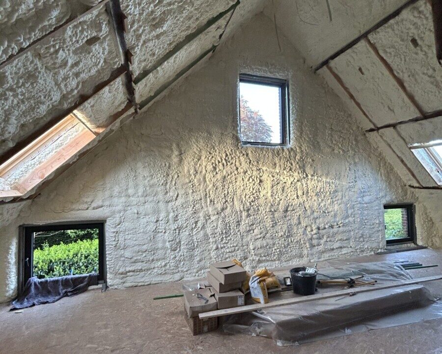 Application de mousse respirante sur les murs et le toit d’un bâtiment ancien