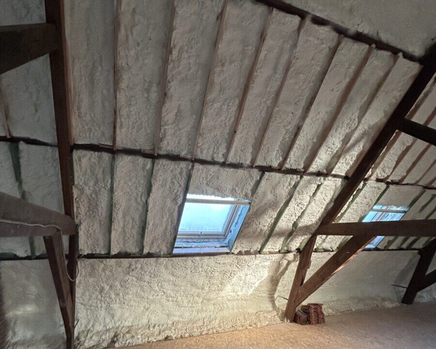Rénovation énergétique du toit d'une ferme flamande avec mousse isolante ICYNENE