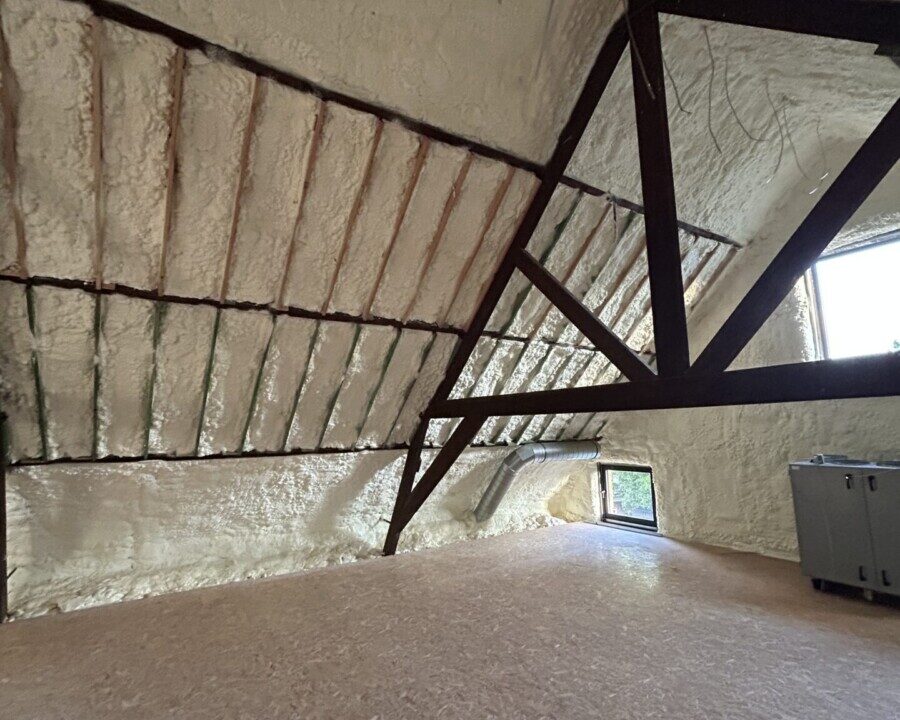 Travaux d’isolation de murs et combles dans un bâtiment rural à Oostakker