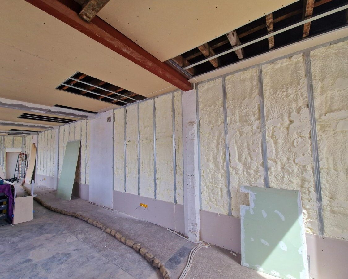 Intervention rapide et précise sur 400 m² de surface murale en milieu industriel