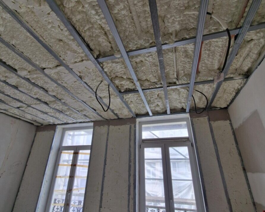 Rénovation énergétique d’un logement avec isolation de murs, plafond et toiture