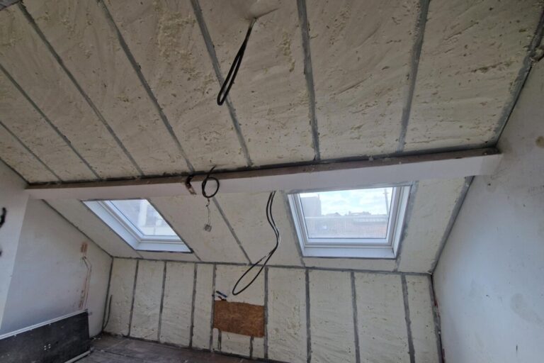 Travaux d’isolation thermique et acoustique dans une maison bruxelloise en rénovation