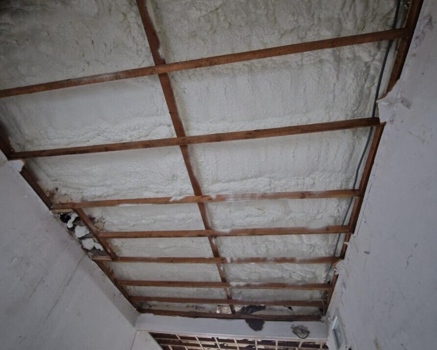 Projection de mousse polyuréthane à cellules ouvertes sur une toiture respirante