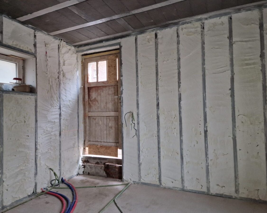 Isolation des murs et des sols par mousse projetée d'une vieille maison à Mazy