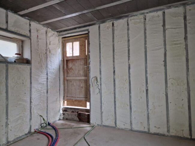 Isolation des murs et des sols par mousse projetée d'une vieille maison à Mazy