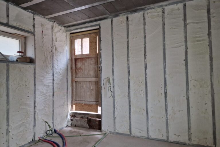 Isolation des murs et des sols par mousse projetée d'une vieille maison à Mazy