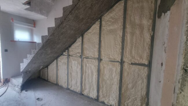 Isolation par mousse projetée de la cage d'escalier d'une maison à Couvin