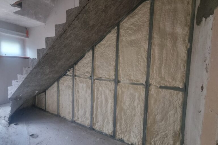 Isolation par mousse projetée de la cage d'escalier d'une maison à Couvin