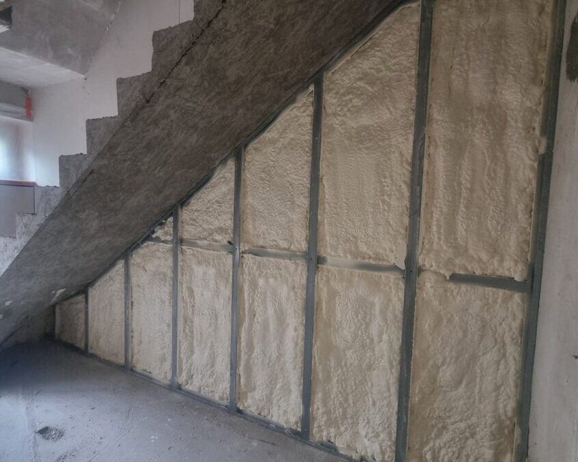 Isolation par mousse projetée de la cage d'escalier d'une maison à Couvin