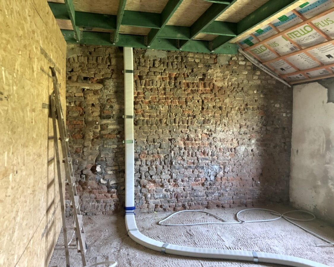 Intérieur d'un chantier de rénovation d'une fermette à Taviers